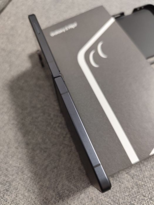 Samsung Z Flip 7 256GB / 12GB RAM