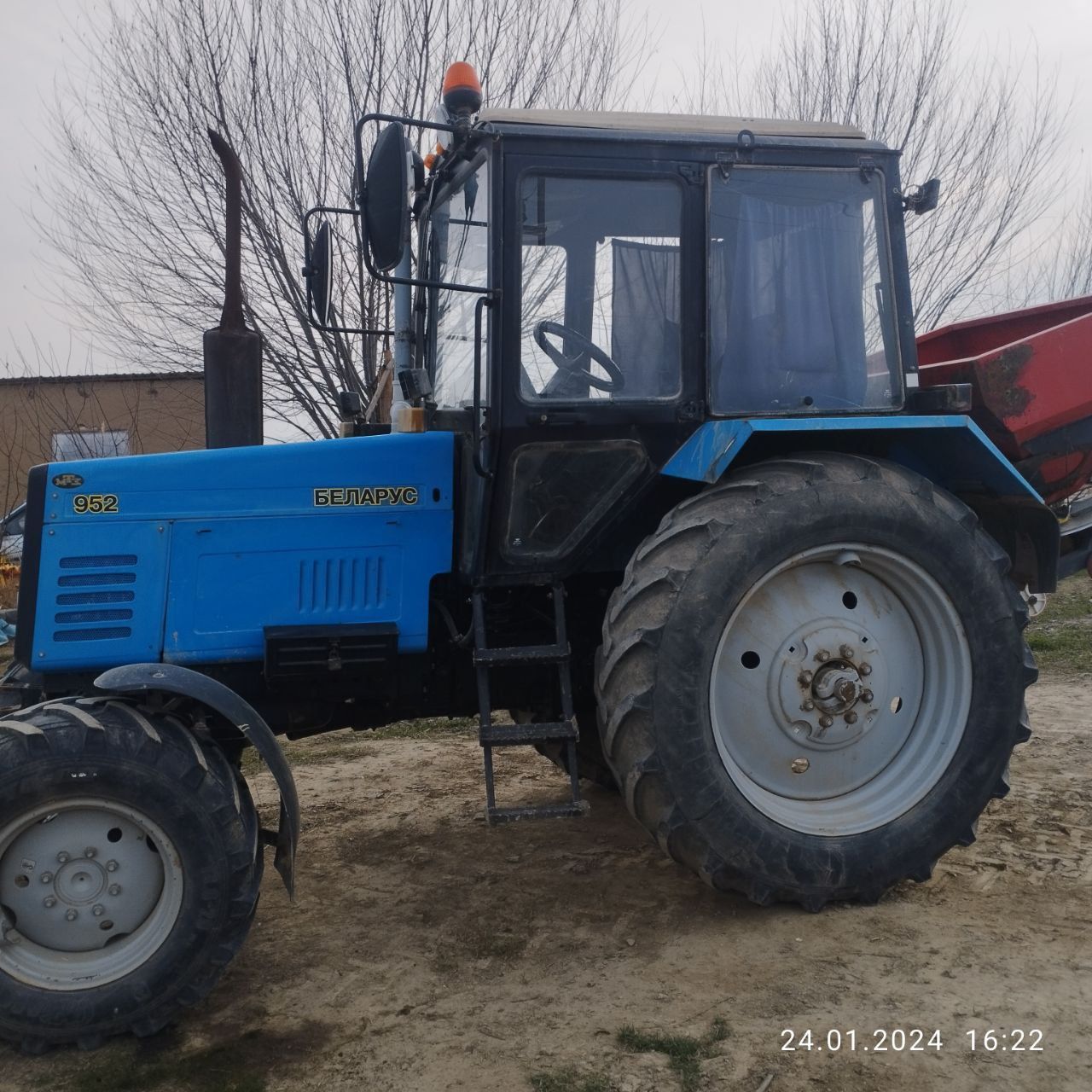 MTZ 952 traktor .
