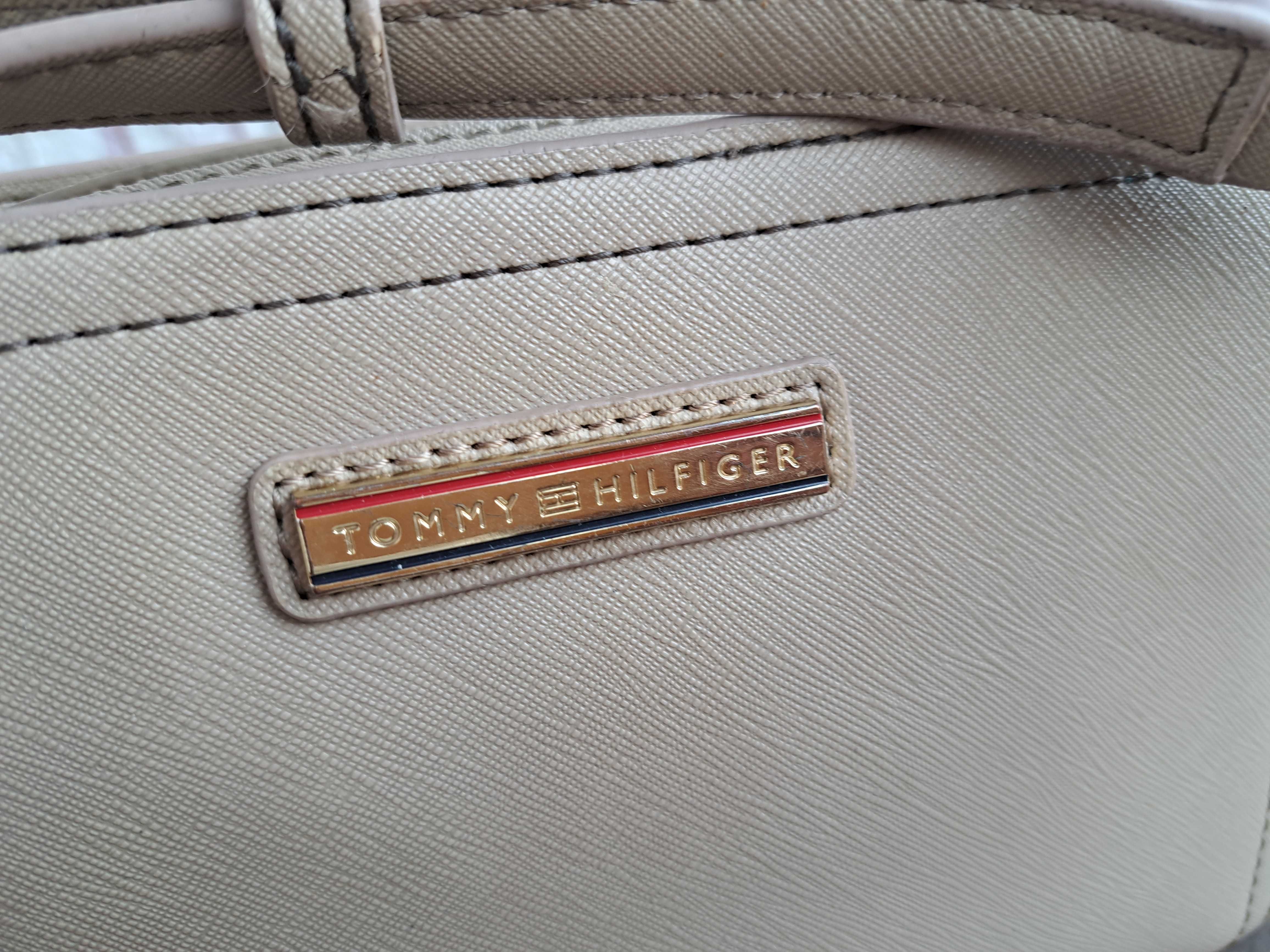 дамска чанта,Tommy Hilfiger бежова малка чантичка