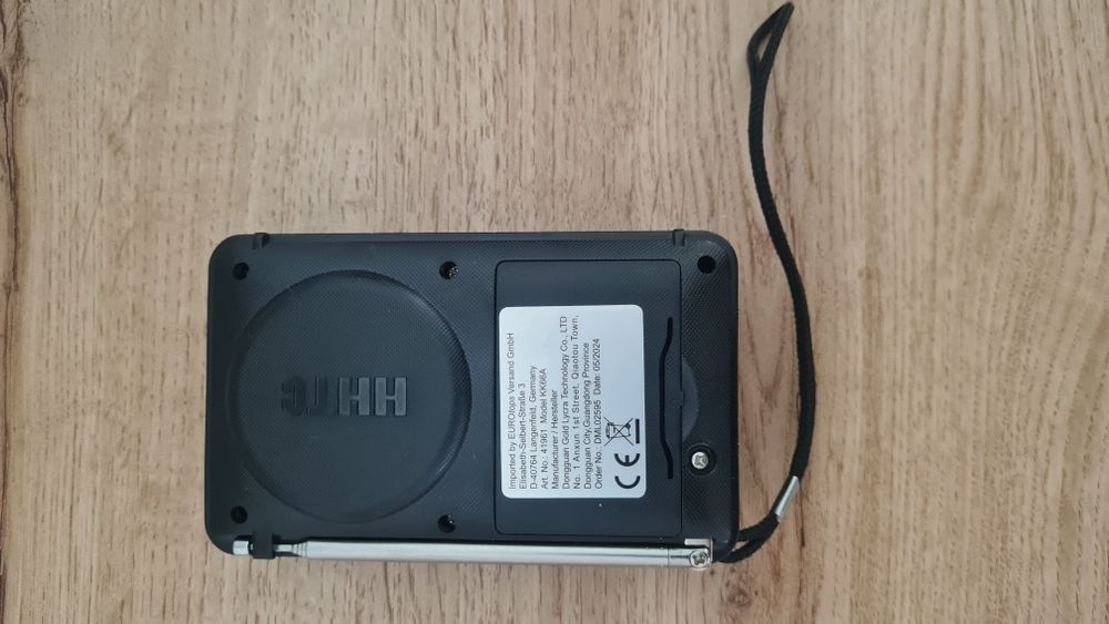 Джобно радио с фенерче и карта памет