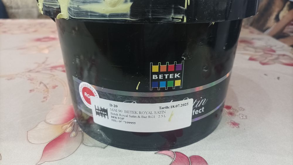 Продается краска бетек цвет жёлтый видно на банке