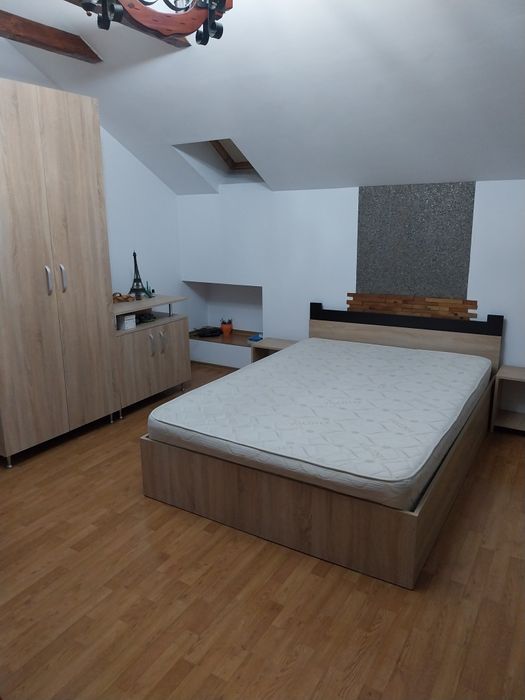 Dormitor .par 140/2m, două noptiere, șifonier cu două uși, comodă