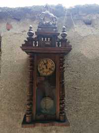 Продавам стар стенен часовник за реставрация.