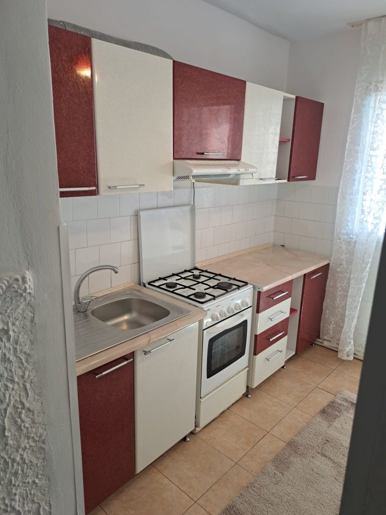 Închiriez apartament!