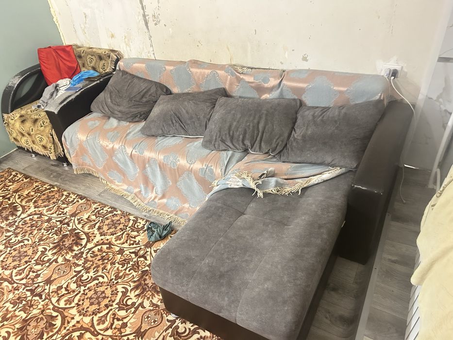 Продам угловой диван и кресло