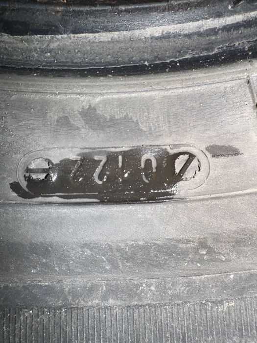 Бусови гуми 225/70/15 -300 лева. 4 броя.