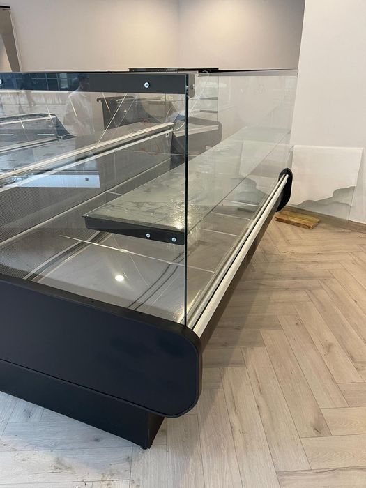 De vânzare, vitrină rece!