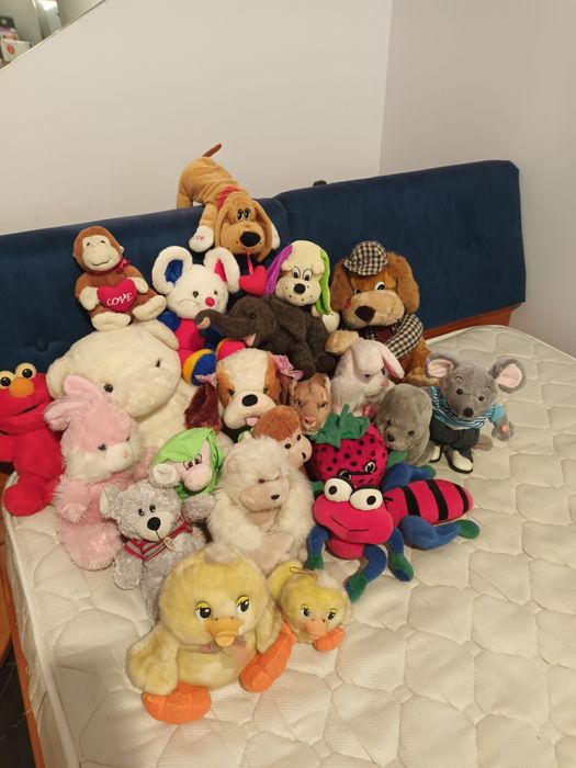 Голям мечок и плюшени играчки