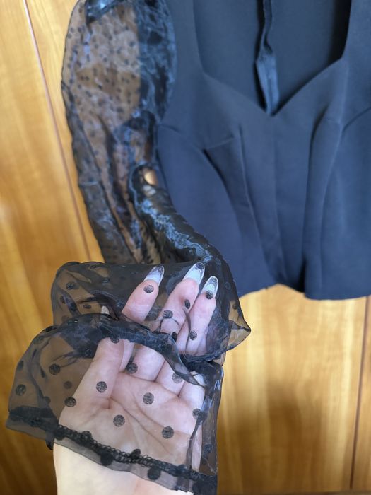 Top cu maneci din organza