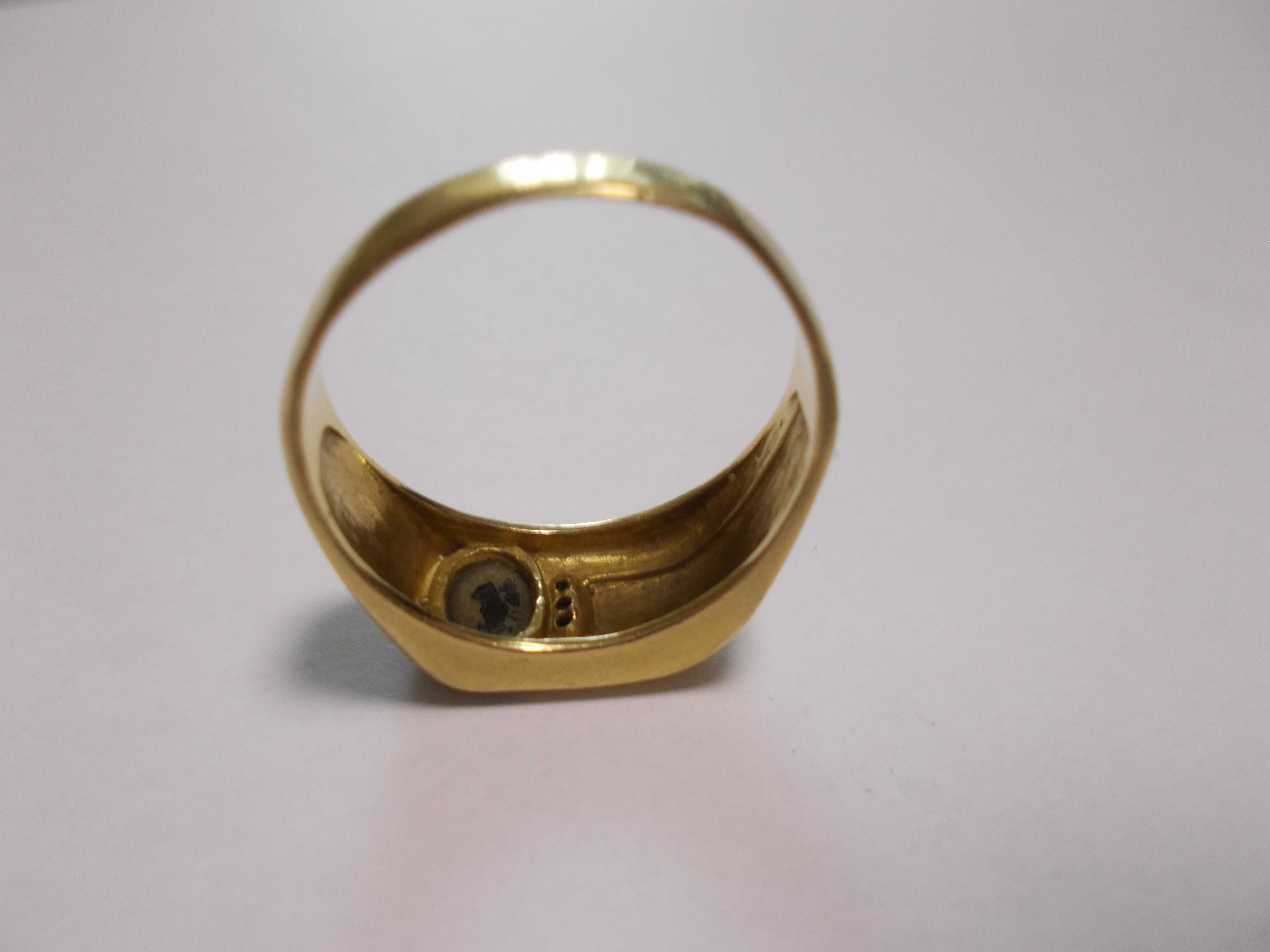 Златен мъжки пръстен с камък