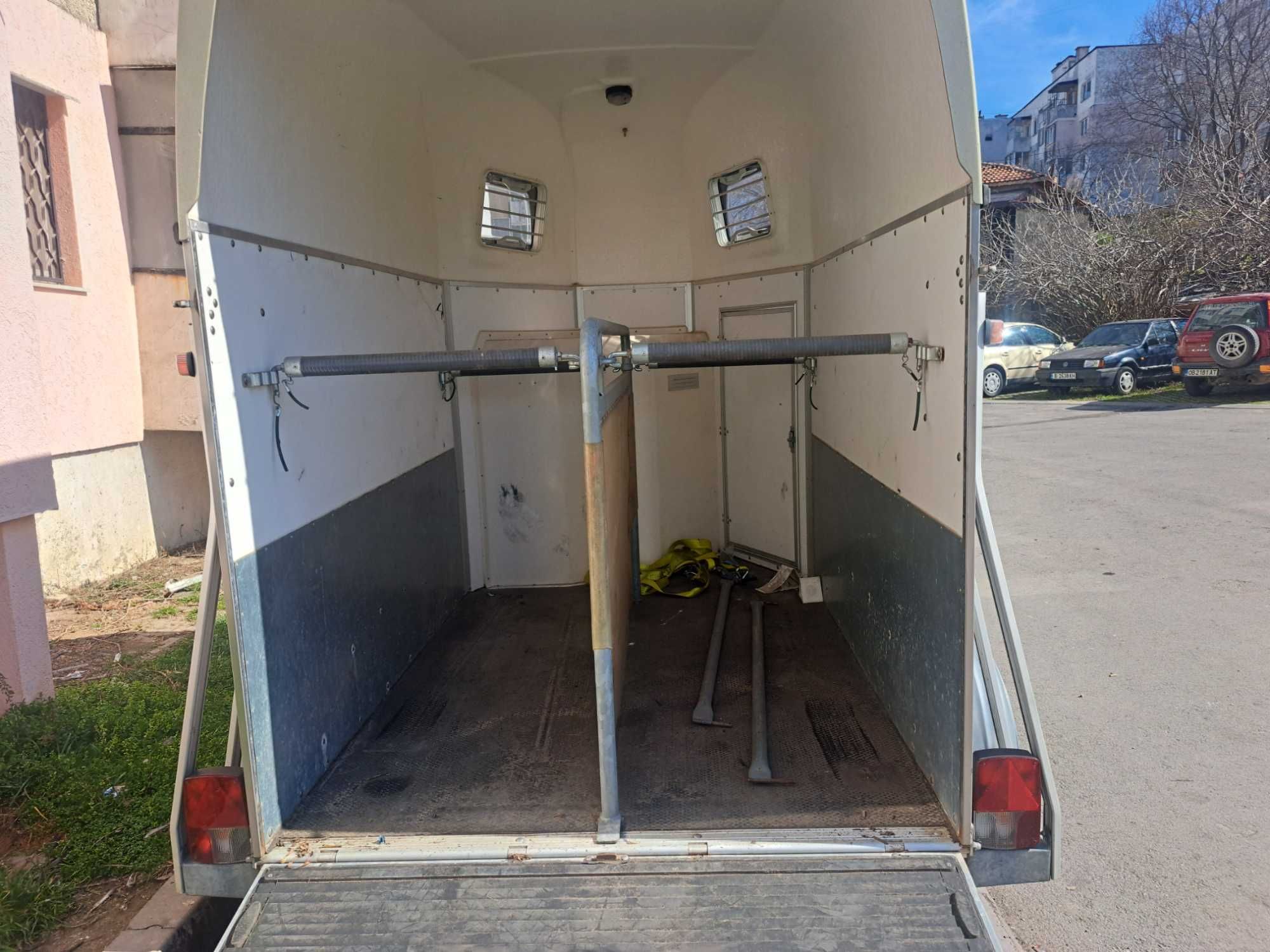 Продавам ремарке за два коня в много добро състояние