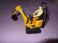 Мини экскаватор Bruder JCB 8010 CTS и рабочий .  (Германия)