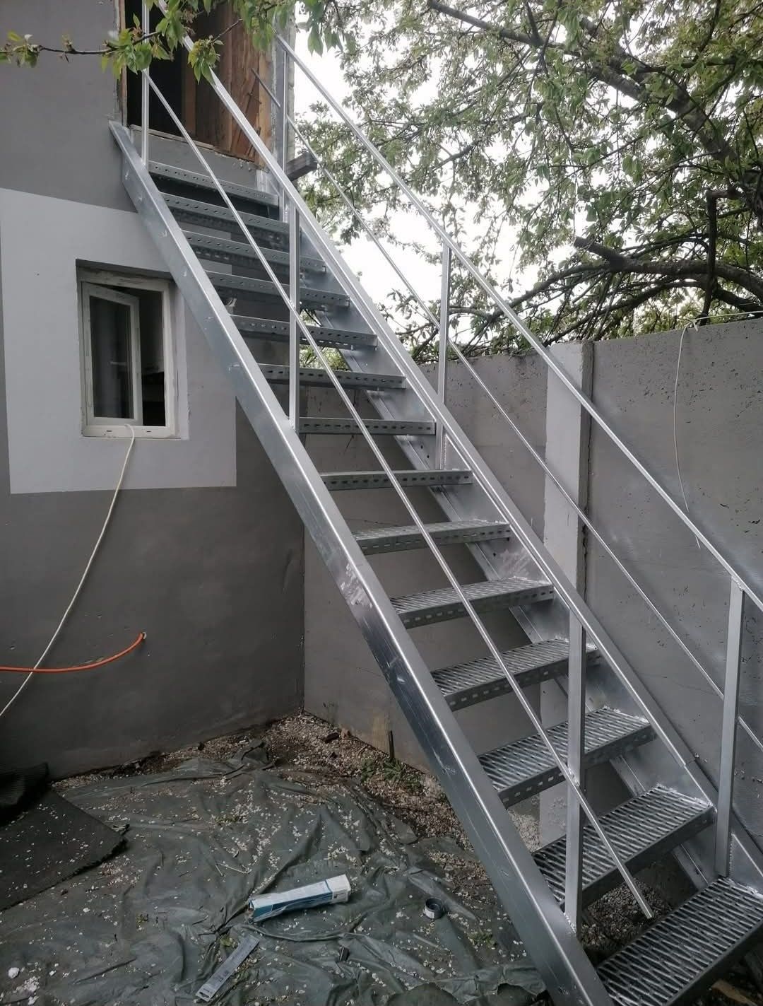 Scara zincate la comanda în toată tara oferim și montaj gratuit