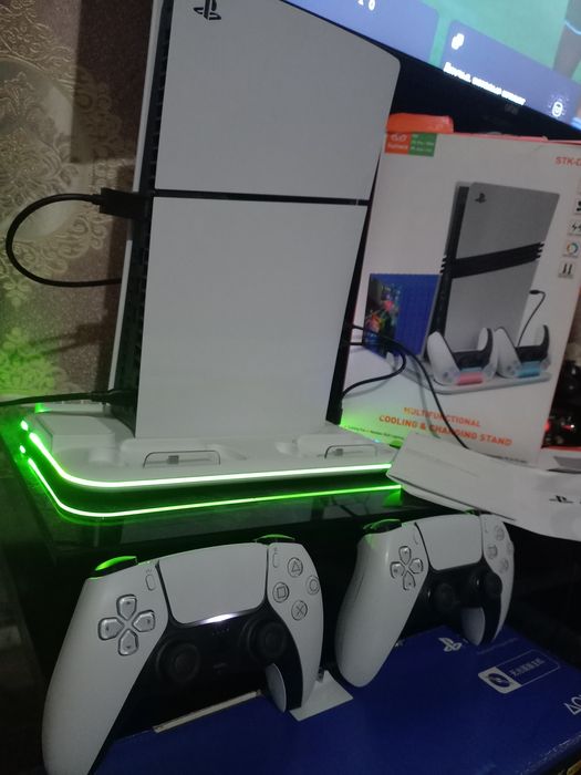 PS5 slim ideal yangi 1TB hotira 17 o'yini bor 2 original djoystik bor