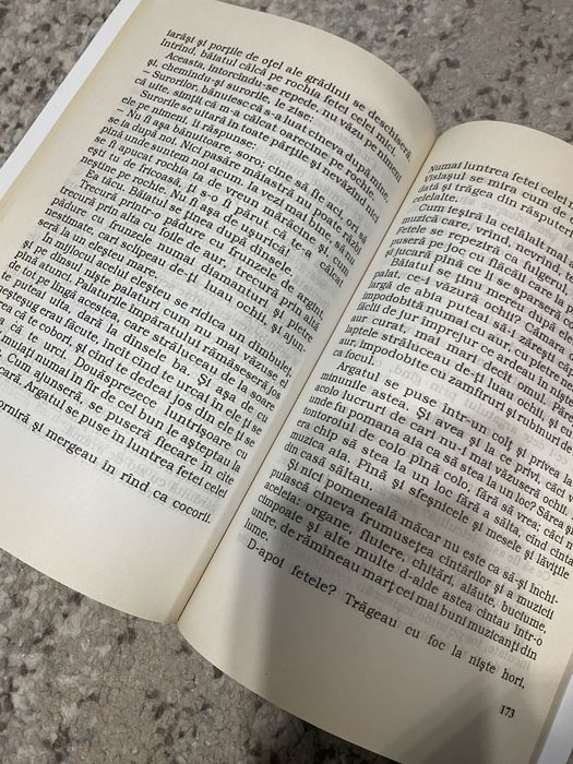 Carte de basme cu scris mare