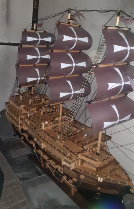 Огромный корабль ручной работы