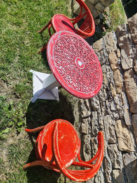 Mobila vintage!Set masa cu două scaune din lemn și metal.