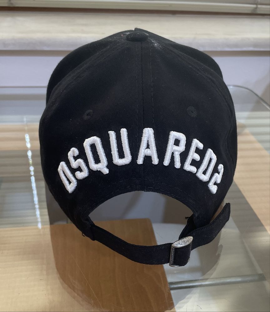 Черна шапка с козирка Dsquared Icon