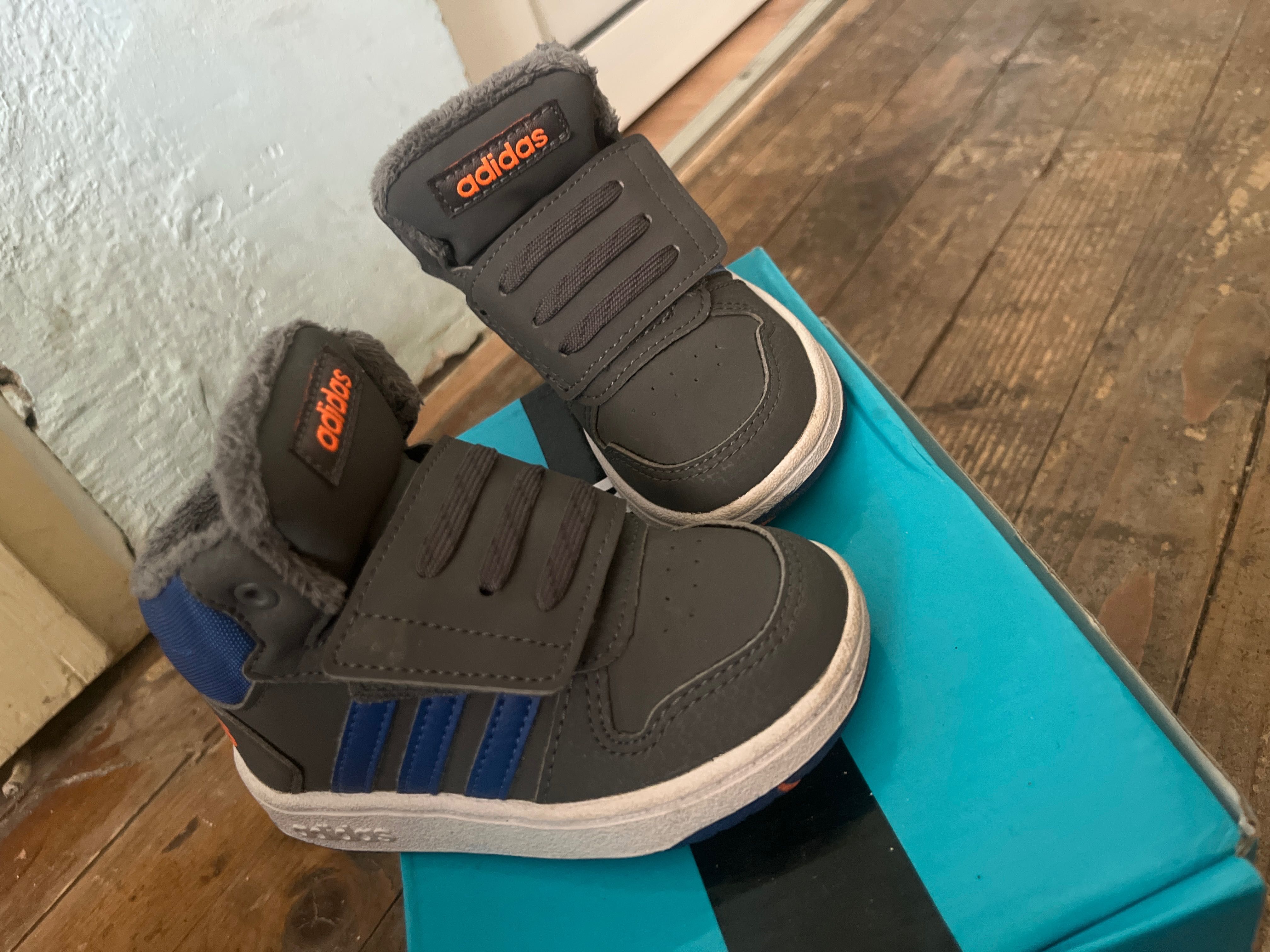 Детски маратонки “ADIDAS” с ПУХ и лепка. 23номер-(стелка 15см.)