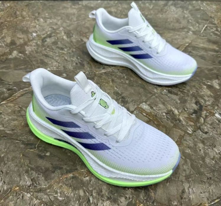 Продам кроссовки Адидас.