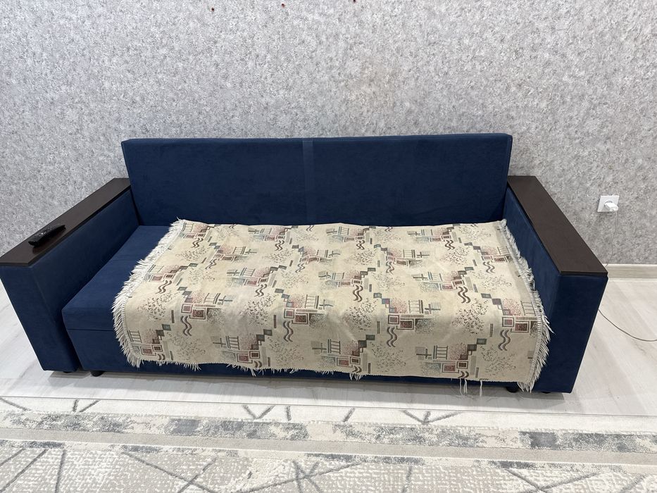 Синий диван-кровать в хорошем состоянии