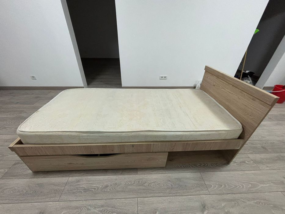 Кровать с матрасом (заводской мебель)