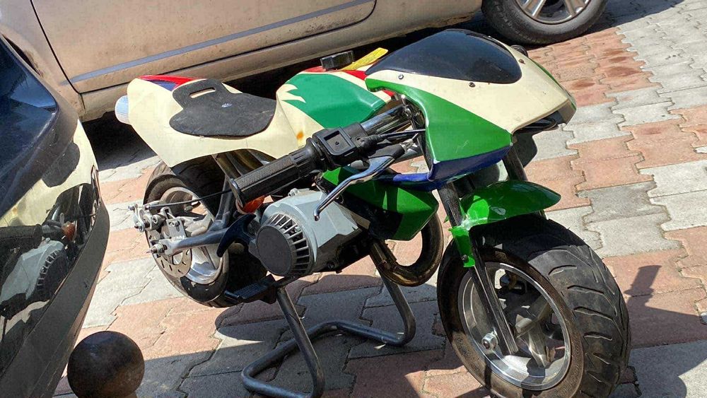 2 Motociclete mici – rapide, modificate – nu sunt pentru copii!