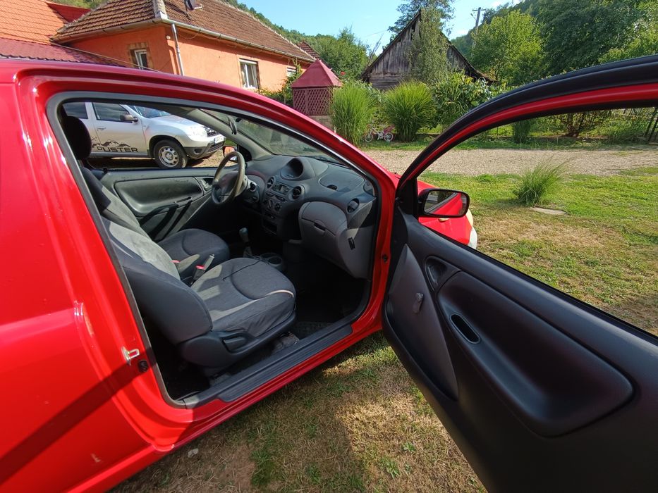 Vând sau schimb Toyota Yaris