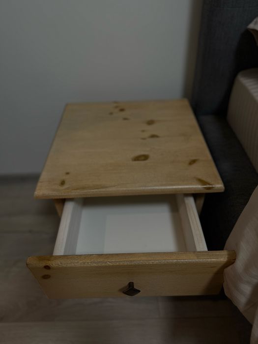 Сет от дърво - нощни шкафчета, тоалетка и стол