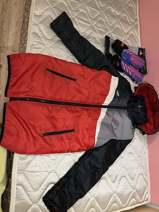 Футболна шуба  много запазена има леко изцапано две точки от мастило