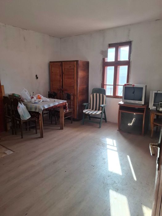 Продава се парцел с къща в с. Горна Диканя