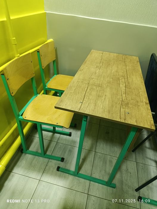 Продаётся комплект (парта и два стула)