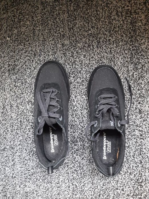 Adidasi noi, mărimea 37