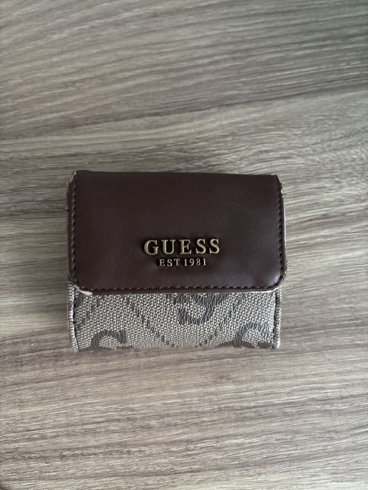 Оригинално портмоне на guess