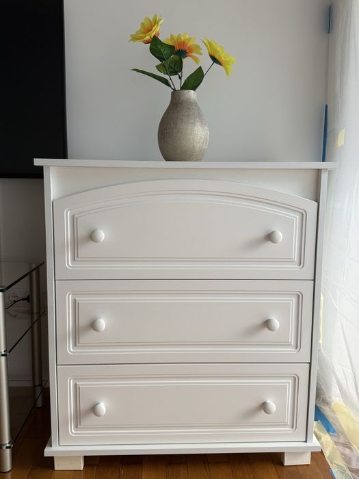 Comodă albă din MDF cu 3 sertare