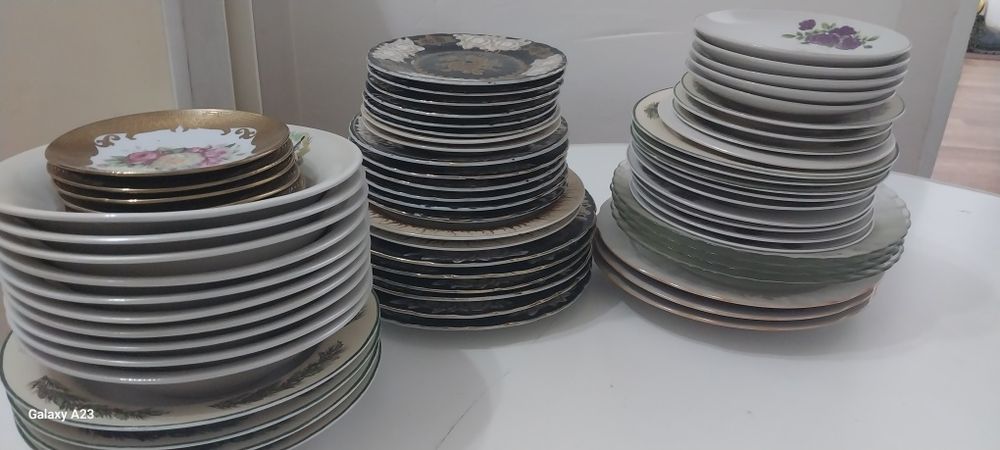 Продаю Тарелки 45 шт и этажерки 8 шт. За всё 2 000₸. Самовывоз