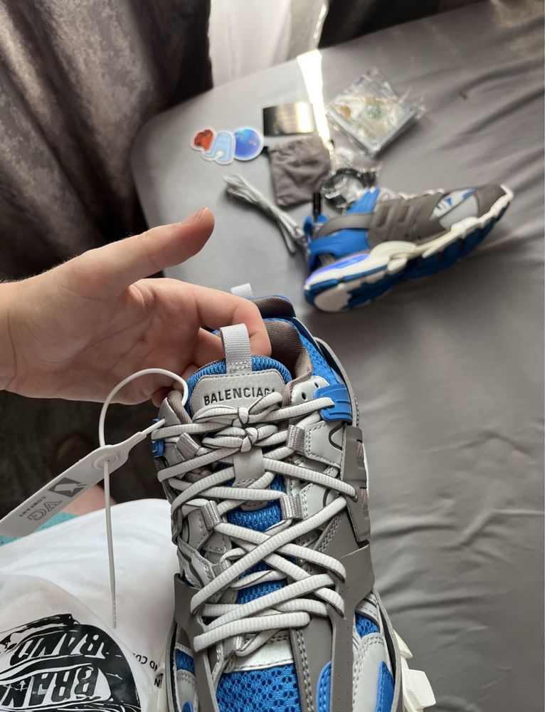 Vand balenciaga track cu led noi