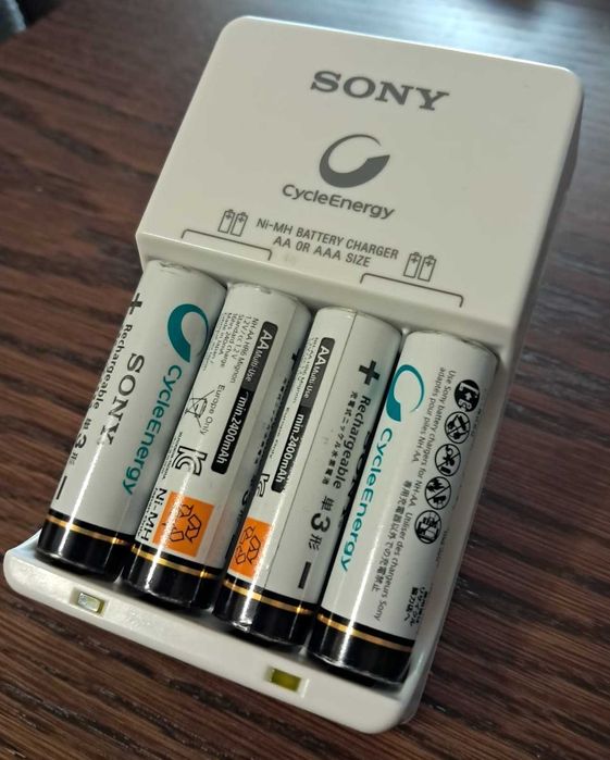 Incarcator de baterii/acumulatori Sony CycleEnergy cu 4 acumulatori AA