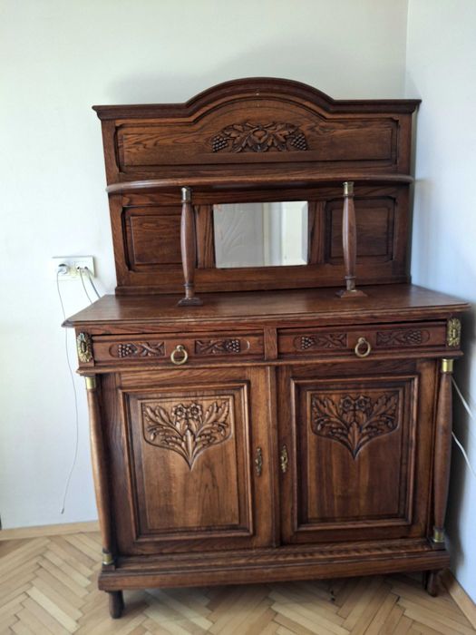 Продавам античен скрин