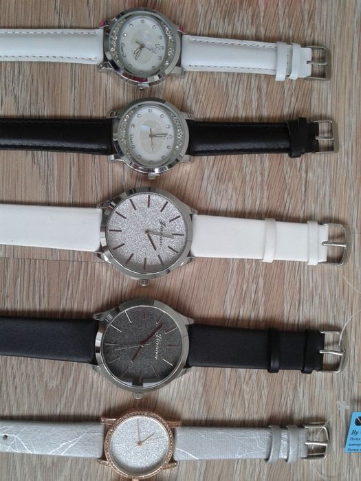 Намалени от 27лв-ХИТ Дамски ръчен часовник, с брокат