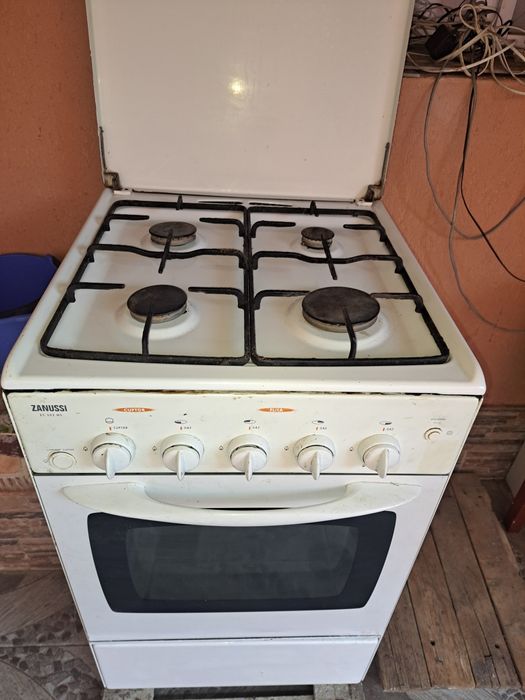 Vand aragaz cu 4 ochiuri si cuptor stare foarte buna de functionare