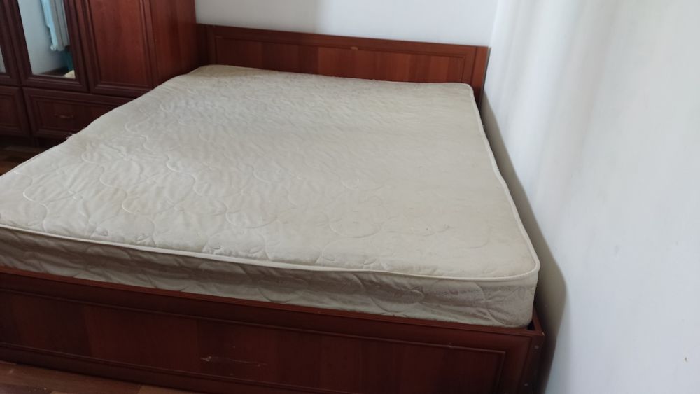Продам шкаф, кровать с матрасом, тумбочки 2 штуки, комод с зеркалом.50