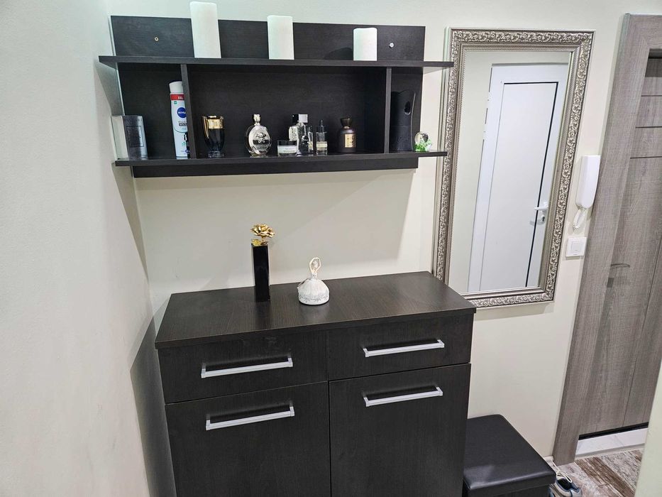 Продавам шкаф ,етажерка и огледало