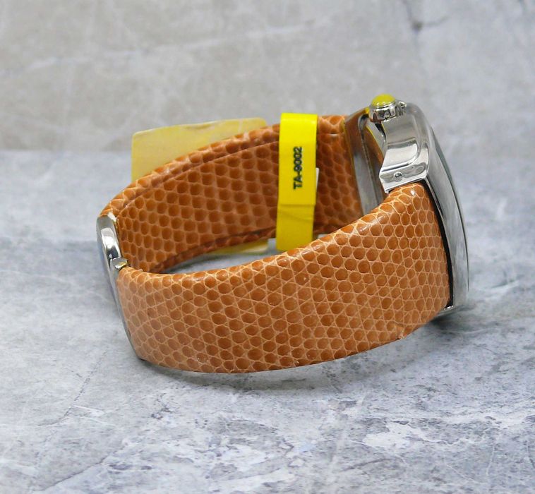 Дамски часовник гривна Q&Q G261-215