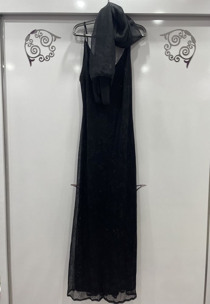 Черна рокля със шал