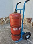 Червени газови бутилки