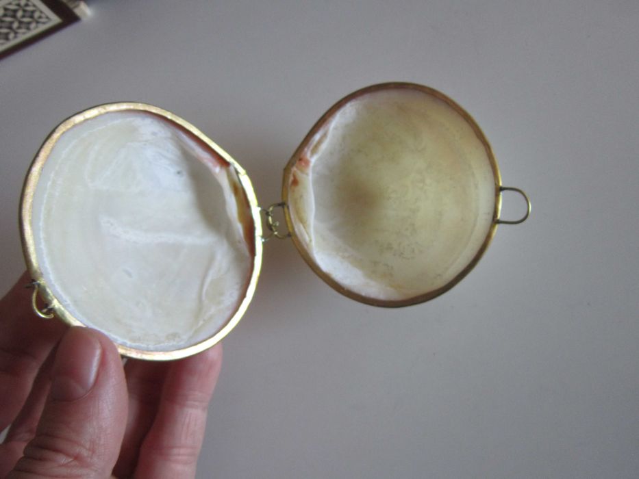 rar Cutie victoriana scoica Mother of pearl si alama handmade 1920