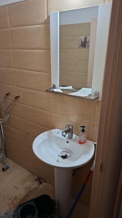 Oglinda baie, chiuveta cu picior,baterie si dulap