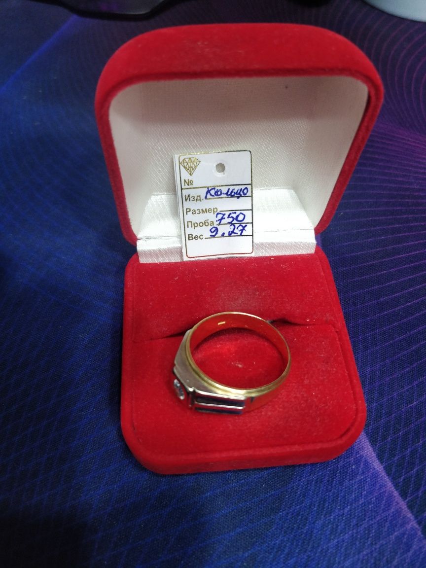 Кольцо с бриллиантом.