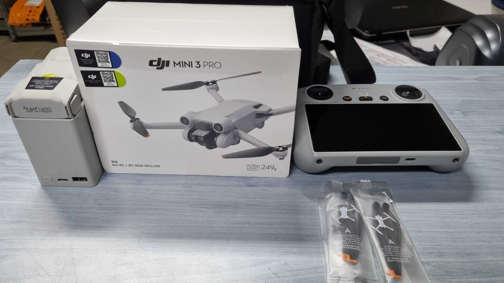 DJI Mini 3 Pro SIGILATA 3 baterii, consola, elice, gata de zbor